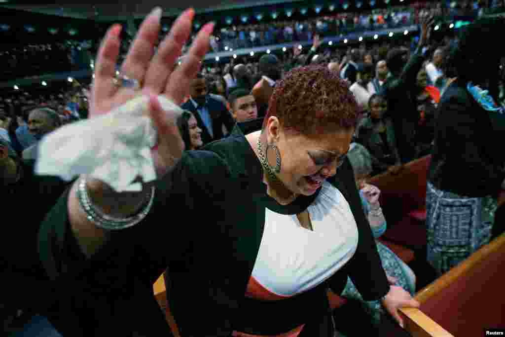 Jemaat gereja Potter's House menangis dalam kebaktian menyusul penembakan polisi di Dallas, Texas (10/7). (Reuters/Carlo Allegri)