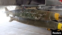 Bom pada pesawat Angkatan Udara Yordania, dengan pesan yang bertuliskan "kapten pahlawan dan martir Muath al-Kasaesbeh," sebelum meluncurkan serangan udara terhadap militan ISIS di kota Raqqa, Suriah (5/2).