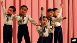 지난 2011년 북한 라선의 한 극장에서 어린이들이 공연을 벌이고 있다. (자료사진)