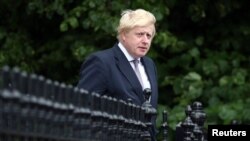 Le chef de file du Brexit Boris Johnson, quitte sa résidence à Londres, le 27 juin 2016.