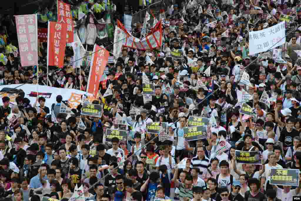 Pro-democracy groups estimate more than 400 thousand people took part in Hong Kong’s July 1st protest parades, the 3rd highest since 2003 and 2004.