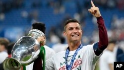 Cristiano Ronaldo du Portugal après le sacre du Portugal à l’Euro 2016 contre la France, au Stade de France à Saint-Denis, Paris, 10 juillet 2016. 