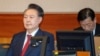 Presiden Korea Selatan yang dimakzulkan, Yoon Suk Yeol, menghadiri persidangan pemakzulannya terkait penerapan darurat militer singkat, dui Mahkamah Konstitusi di Seoul, pada 20 Februari 2025. (Foto: Song Kyung-Seok/Pool via Reuters)
