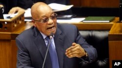 Le président sud-africain Jacob Zuma répond à des questions au Parlement au Cap, Afrique du Sud, le 17 mars 2016. 
