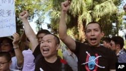 Vietnamese protesters chant anti-China slogans in Hanoi, Vietnam Thursday, June 19, 2014. (AP Photo/Tran Van Minh)