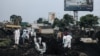 Des membres de la Croix Rouge et de la Protection civile congolaise en train d'enterrer des victimes des combats, le 4 février 2025.