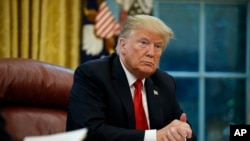 Arhiva - Predsednik Donald Trump sluša pitanja tokom intervjua u Ovalnom kabinetu, u Bijeloj kući u Washingtonu, 16. oktobra 2018.