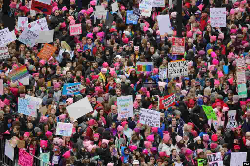 Para demonstran dalam protes massal Women's March di Washington, D.C. (21/1). (VOA/B. Allen)