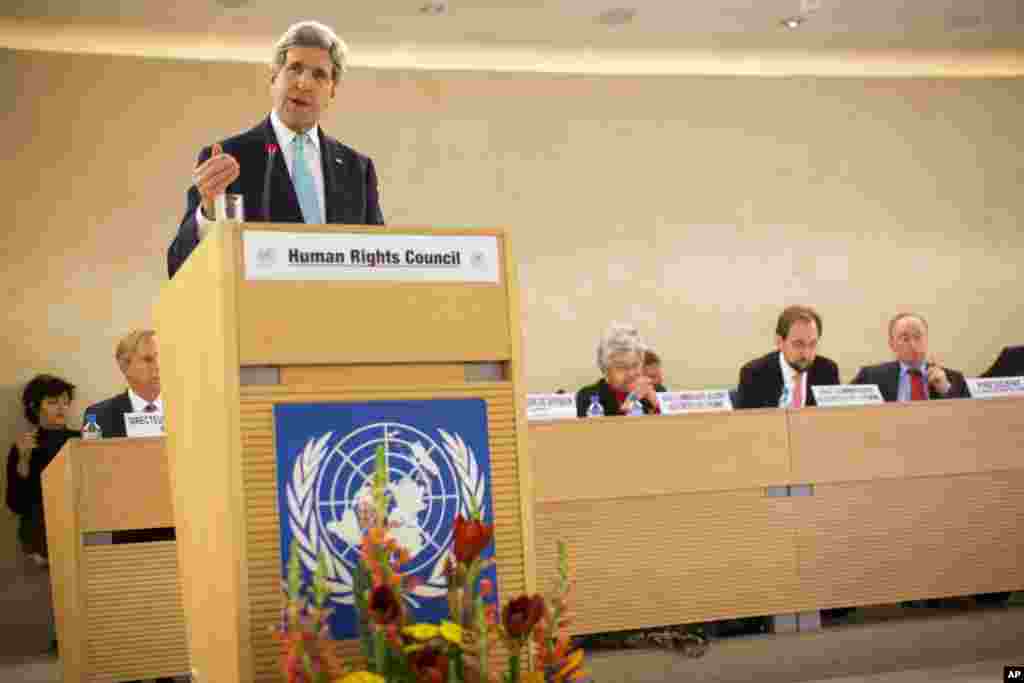 Menteri Luar Negeri AS John Kerry menyampaikan pembelaan atas Israel di depan Dewan HAM PBB yang oleh Washington dianggap bias terhadap negara Yahudi tersebut, di Jenewa, Swiss (2/3). (AP/Evan Vucci)