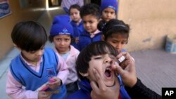 Seorang petugas kesehatan memberikan vaksin polio kepada seorang anak di sebuah sekolah di Lahore, Pakistan, Senin, 17 Februari 2020. (Foto: dok).