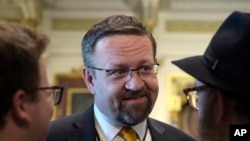 Sebastian Gorka, pejabat keamanan nasional President Donald Trump, di Gedung Putih, Washington, D.C., 2 Mei 2017. (Foto: dok). 