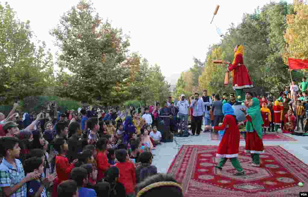 د افغانستان د سرکس د زده کړې او روزنې مرکز د کابل په بیلابیلو سیمو کې "د خوشحالی اته ورځې" تر نوم لاندې یو فیستوال جوړ کړی.
