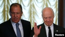 Menteri Luar Negeri Rusia Sergei Lavrov (kiri) bersama utusan PBB Staffan de Mistura di Moskow, Rusia (3/5).