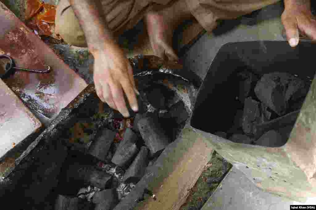 پاکستان میں اس کی پیداوار صرف صوبہ سندھ کے شہر حیدر آباد میں ہوتی ہے۔