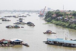 រូប​ឯកសារ៖ ទិដ្ឋភាព​ផ្ទះ​បណ្តែត​ទឹក​របស់​ប្រជា​នេសាទ​ជាង​១០០​គ្រួសារ​នៅ​លើ​ដង​ទន្លេសាប​ ​ខាង​ជើង​ស្ពាន​ជ្រោយ​ចង្វា​ថ្មី​ ដែលផ្លាស់​ទី​ដើម្បី​ការពារ​មិន​ឲ្យ​ត្រីស្លាប់​ក្នុងបែ​ដោយ​កត្តា​អាកាសធាតុ​ក្តៅ​ នៅ​រាជធានី​ភ្នំពេញ នៅ​ថ្ងៃ​ទី​ ០២ ខែ​ឧសភា​ ឆ្នាំ​២០១៧។ (ខាន់ សុគុំមនោ/VOA)