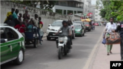 La population fuie certains du Sud lors dans des combats dans le sud de Brazzaville, 4 avril 2016.