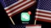 Aplikasi WeChat dalam foto ilustrasi dengan bendera AS, 7 Agustus 2020.