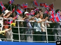 지난 2003년 1월 일본 니가타에서 북한 원산으로 출항하는 '만경봉-92' 호 승객들이 인공기를 흔들고 있다. (자료사진)