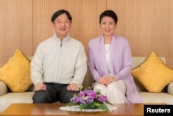 Naruhito dan istrinya, Putri Masako berpose di Istana Togu, Tokyo (foto: dok).