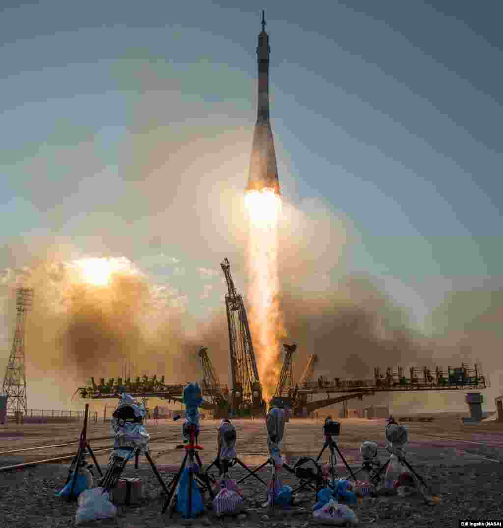 យានអវកាស Soyuz MS-01 ត្រូវបានបង្ហាញចេញពីលេណដ្ឋាន Baikonur Cosmodrome ជាមួយនឹងសមាជិកអវកាសនិកជើងដំណើរ Expedition 48-49 នៅក្រុង Baikonur ប្រទេសកាហ្សាស្តង់។ 