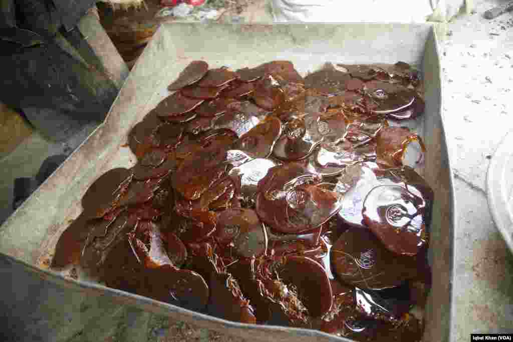 لکڑی کی اشیائے ضروریہ کو رنگتے وقت لاکھ چپڑے کو گرم کرکے کالے، سُرخ، گولڈن، بھورے یا کسی بھی من پسند لکڑی کے رنگ میں ملا کر پالش تیار کی جاتی ہے۔