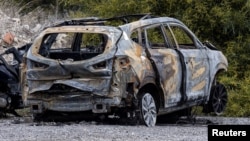 Zapaljeni automobil koji su navodno koristili izvršioci ubistva ruskog pilota Maksima Kuzminova da pobjegnu sa lica mjesta parkiran je ispred kasarne Španske civilne garde, u El Kampelu, Španija, 14. februara 2024.