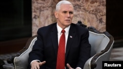 Le vice-président Mike Pence lors de sa rencontre avec le président afghan, à Kaboul, le 21 décembre 2017.