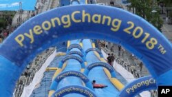 Un parc avec la mention des Jeux olympiques "Pyeongchang 2018", Corée du Nord, 19 août 2017.