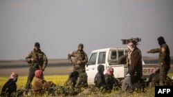 Des éléments des Forces démocratiques syriennes (FDS) procède à un ratissage dans le dernier réduit du groupe Etat islamique (EI) à Baghouz, dans l'est de la Syrie, le 6 mars 2019.