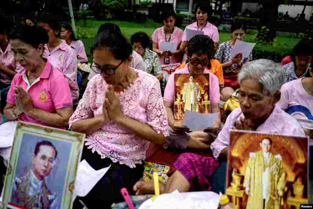 ក្រុមអ្នកបួងសួងជូនពរឲ្យព្រះមហាក្សត្រថៃព្រះបាទ Bhumidol Adulyadej មន្ទីរពេទ្យ Siriraj ទីដែលព្រះអង្គសម្រាកព្យាបាលព្រះកាយ ក្នុងក្រុងបាងកក ប្រទេសថៃ កាលពីថ្ងៃទី១២ ខែតុលា ឆ្នាំ២០១៦។