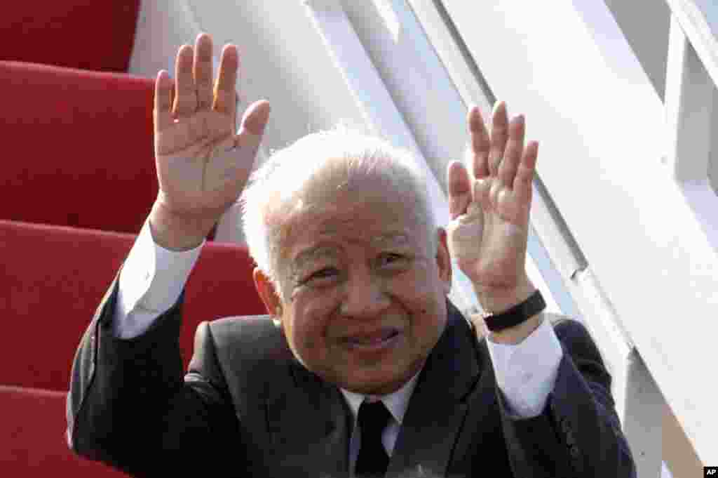 Cambodia's King Norodom Sihanouk waves at Phnom Penh airport prior to his departure for China, January 19, 2004.