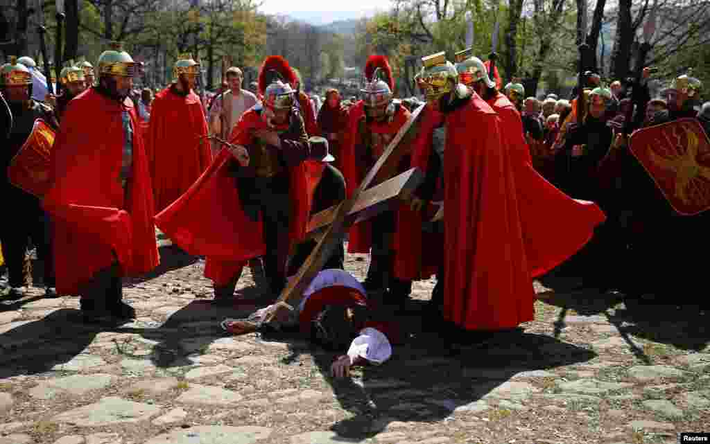 Polish devotees play out the Way of the Cross on Good Friday at the Sanctuary of Kalwaria Zebrzydowska near Krakow, southern Poland, April 18, 2014. 