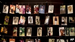 Foto keluarga beberapa korban genosida yang meninggal dipajang di Kigali Genocide Memorial Centre di Kigali, Rwanda, April 2014. Pemerintah mengatakan warga Rwanda, Ladislas Ntaganzwa, ditangkap oleh agen Interpol di Congo, 7 Desember 2015.