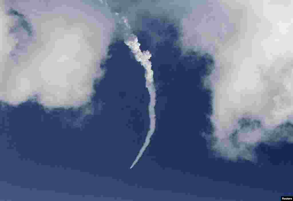 Roket peluncur satelit Polar milik India yang membawa pengorbit Mars terbang dari Sriharikota, India tenggara (5/11).