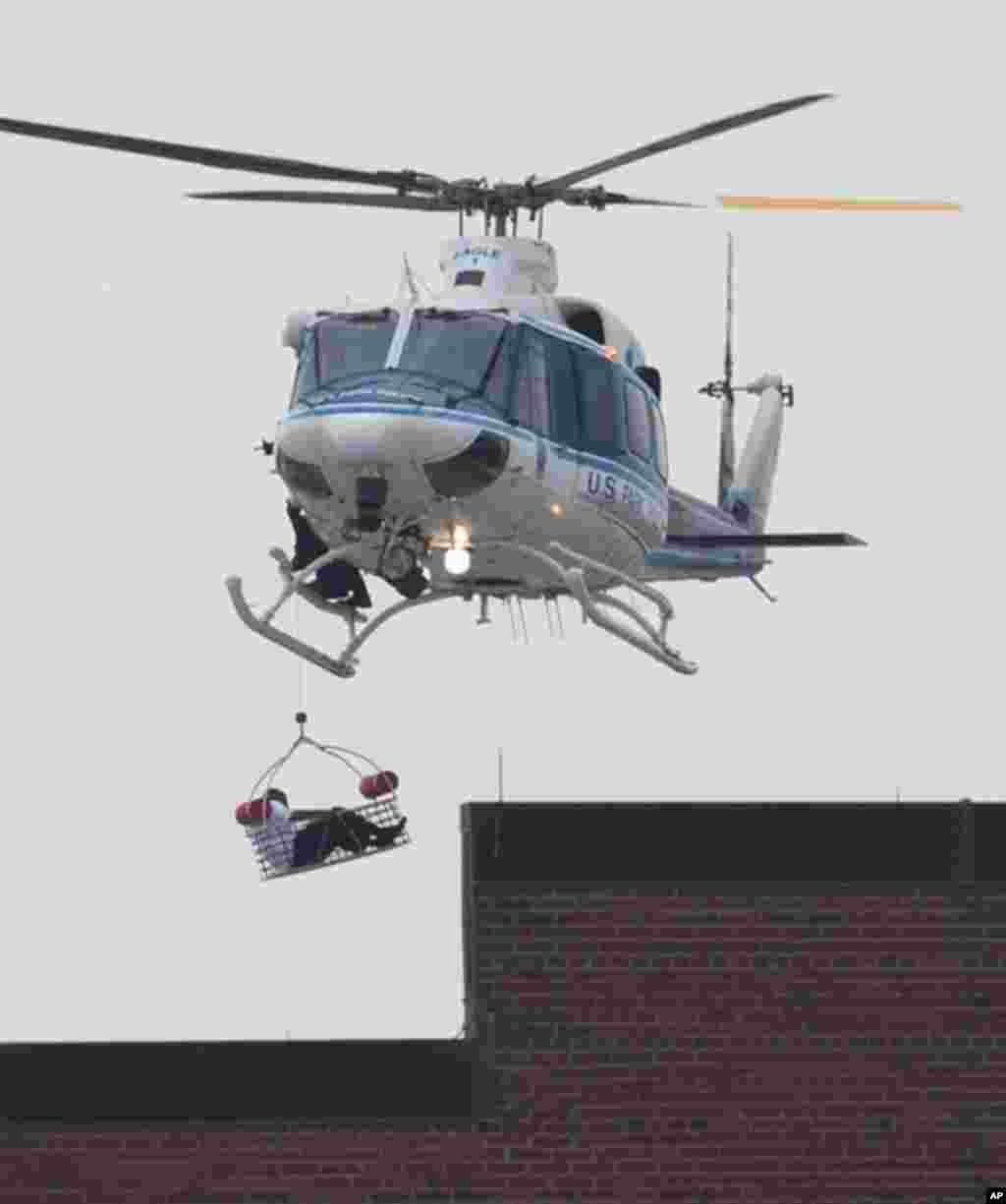 Helikopter polisi membawa korban penembakan dari markas Angkatan Laut Washington. 