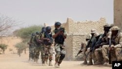 Pasukan khusus Nigeria dan pasukan Chad dalam latihan Flintlock di Mao, Chad, 7 Maret 2015. (Foto: AP)