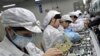 中国工人在生产电子产品(资料照)