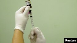 A health agent prepares a vaccine during a campaign of vaccination against yellow fever in Rio de Janeiro, Brazil, March 25, 2017.