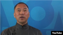Pengkritik pemerintah China, Guo Wengui, berbicara kepala Layanan Bahasa Mandarin VOA, 19 April 2017. 