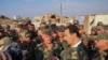 Presiden Suriah Bashar Assad, kanan tengah, berbicara dengan pasukan Suriah selama kunjungannya ke kota strategis Habeet, Idlib, Suriah. (Foto: AP)