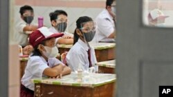 Siswa mengenakan masker untuk membantu mencegah penyebaran COVID-19 di Jakarta, Senin, 30 Agustus 2021. Sejumlah kelompok masyarakat menilai unsur pendidikan penghayat kepercayaan harus dimasukkan ke dalam RUU Sisdiknas. (Foto: AP/Dita Alangkara)