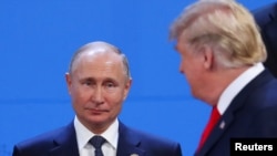 Shugaban Rasha, Vladimir Putin (Hagu) shugaba Trump, (Dama)