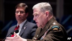 Le général Mark Milley (à droite) témoigne lors d'une audition du comité des services armés de la Chambre le jeudi 9 juillet 2020 au Capitole Hill à Washington. (Michael Reynolds / Piscine via AP)