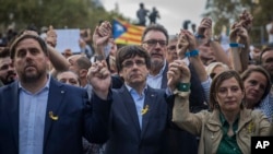 Le président de la Catalogne Carles Puigdemont, au centre, lors d'une manifestation pour l'indépendance de la Catalogne, le 21 octobre 2017.