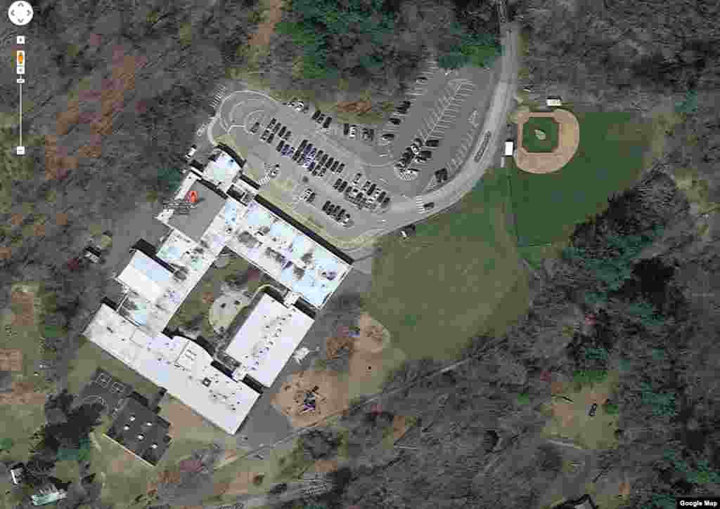 Gambar satelit dari Google menunjukkan Sekolah Dasar Sandy Hook di Newtown, Connecticut.