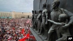 Para pendukung kelompok oposisi Belarusia berkumpul untuk memprotes pemerintah di Lapangan Kemerdekaan di Minsk, Belarusia, Selasa, 18 Agustus 2020. (Foto: AP)