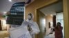 Seorang dokter melihat foto paru-paru seorang pasien di zona karantina di Wuhan, China, 3 Februari 2020. (Foto: AFP)