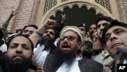 Hafiz Saeed, Ketua Partai Jamaat-ud-Dawa, di depan pengadilan di Lahore, Pakistan, 22 November 2017. Pengadilan menolak permintaan pemerintah Pakistan untuk memperpanjang masa tahanan rumah Saeed menjadi tiga bulan. Saeed adalah mantan pimpinan kelompok militan yang diduga memiliki kaitan dengan serangan di Mumbai pada 2008. 