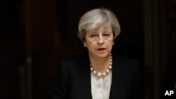 La Première ministre Theresa May quitte Downing Street, Londres, pour aller à Manchester, le 23 mai 2017. 