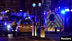Polisi di lokasi insiden di London Bridge, London, 3 Juni 2017.